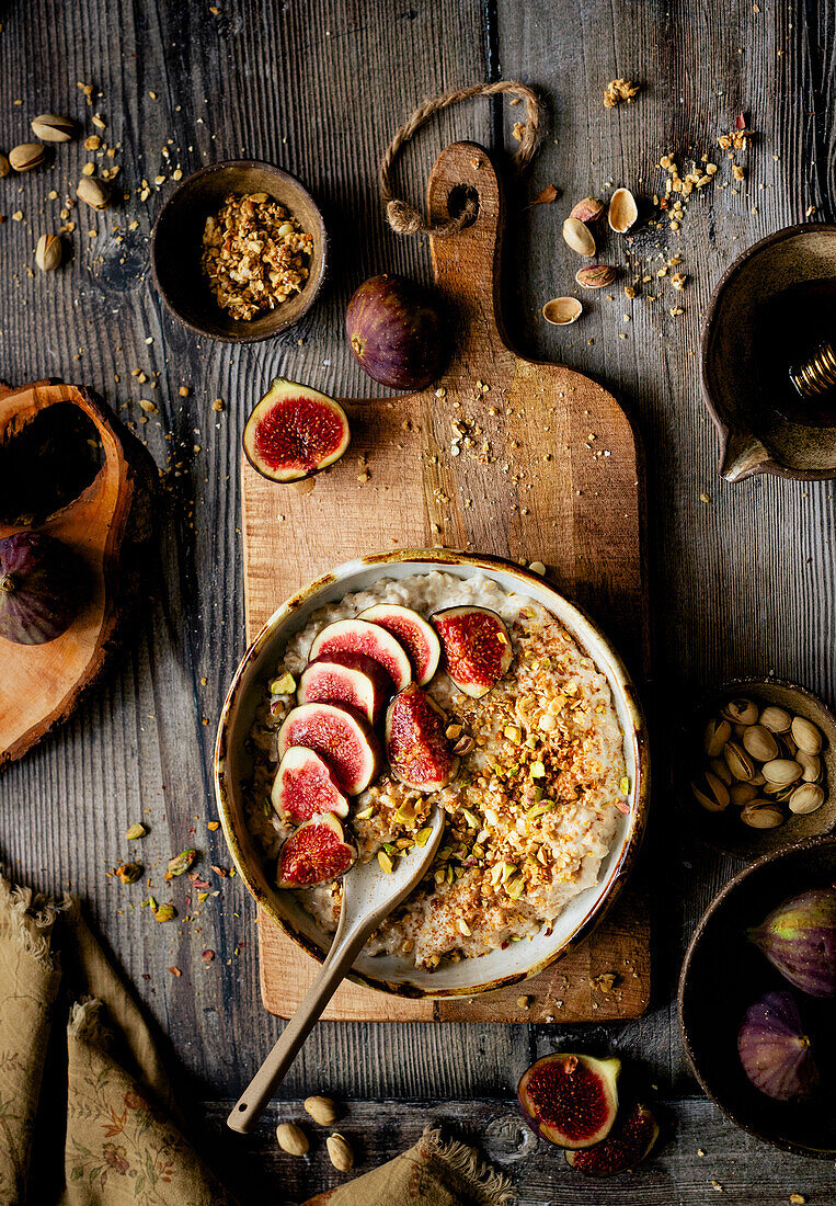 Porridge mit frischen Feigen und Nüssen