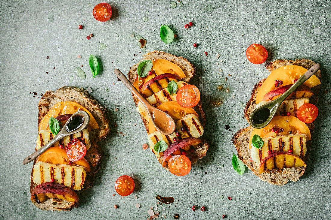 Röstbrot mit gegrilltem Halloumi, Tomaten und Pfirsichen