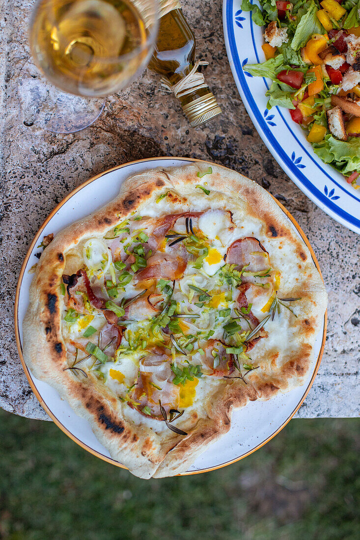 Flammkuchen mit Speck und Frühlingszwiebeln