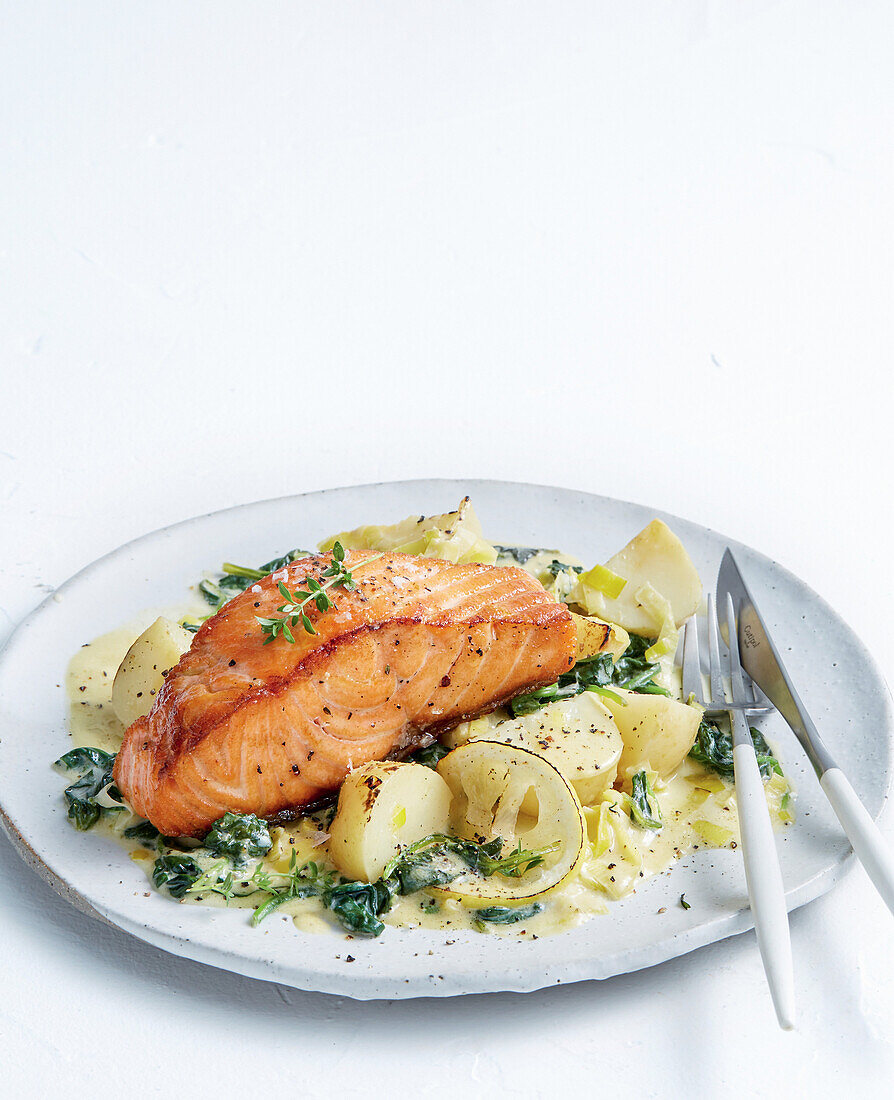 Lachsfilet mit Kartoffeln und Rahmspinat