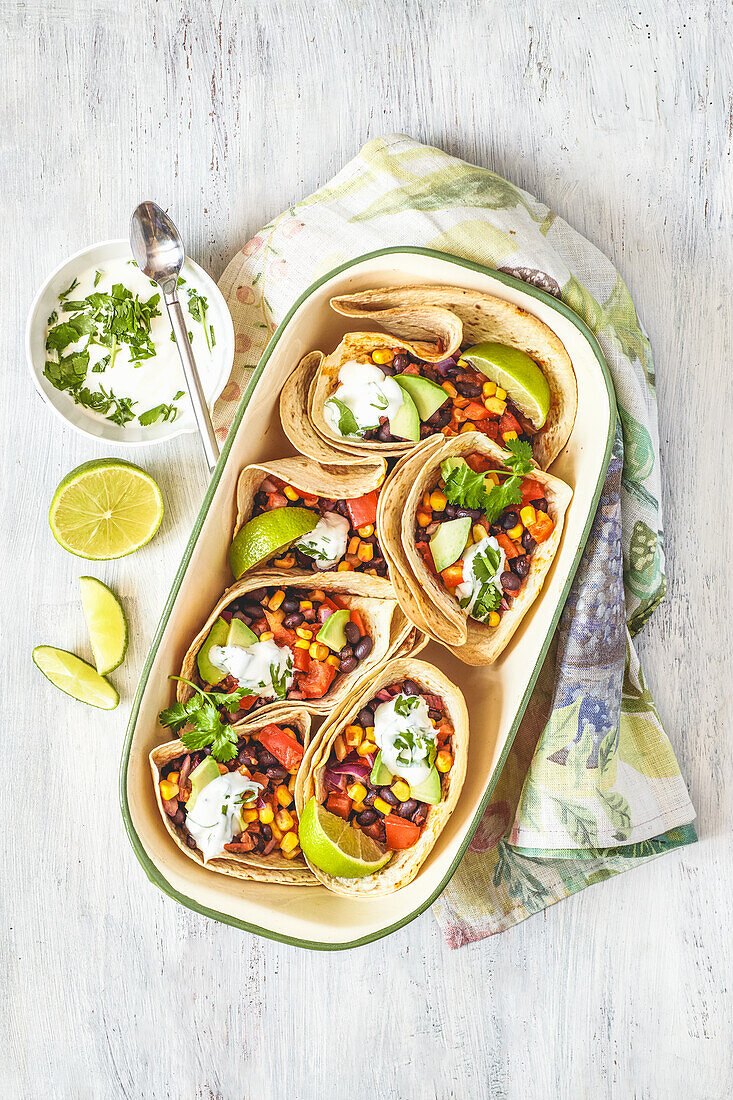 Gebackene Tortillas mit mexikanischem Gemüse und Korianderjoghurt