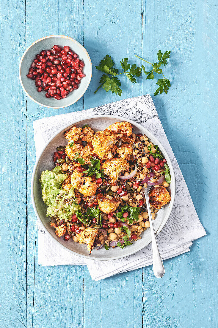 Bowl mit würzigen Körnern, geröstetem Blumenkohl und Granatapfelkernen