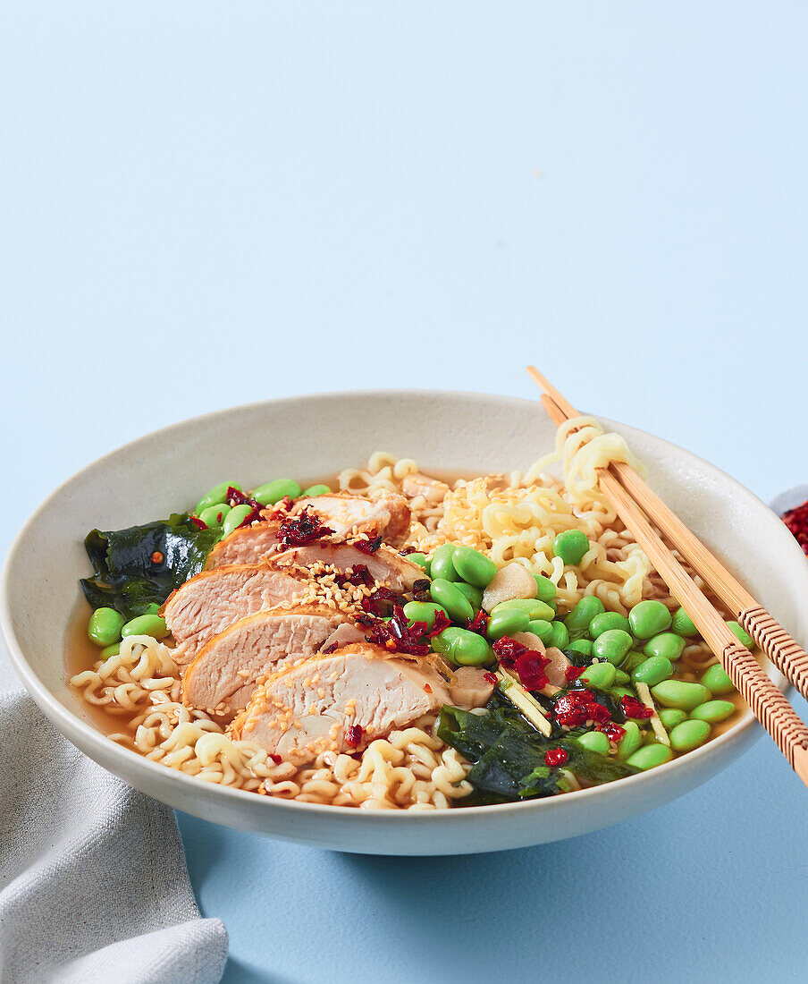 Japanische Hühner-Ramen-Suppe mit Edamame