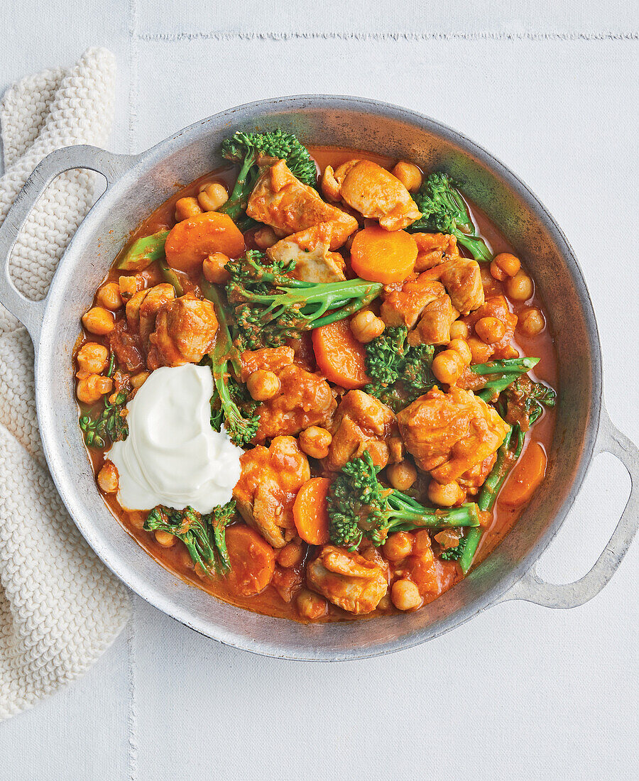 Hähnchencurry mit Kichererbsen und Brokkoli