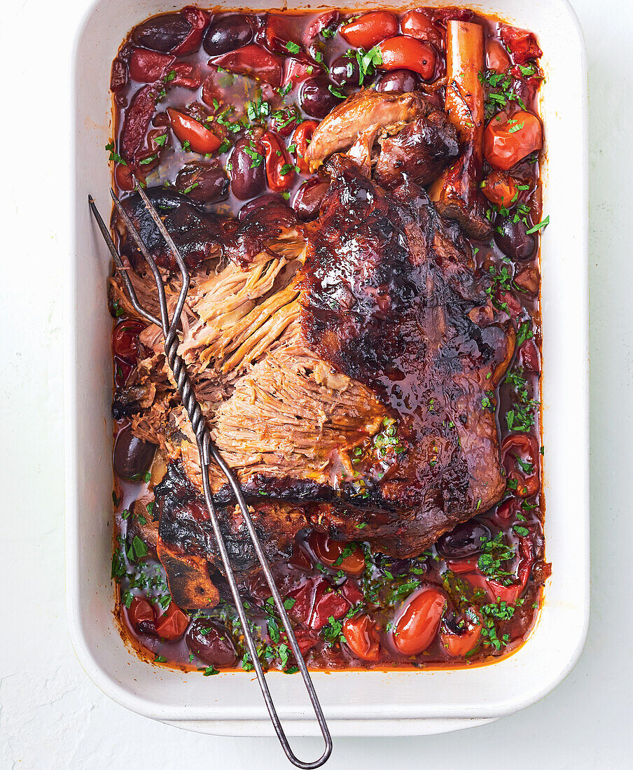 Braised leg of lamb with olives and tomatoes