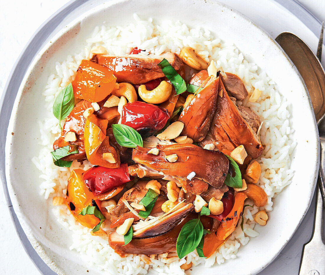 Mariniertes Huhn mit Paprika und Cashewkernen auf Reis