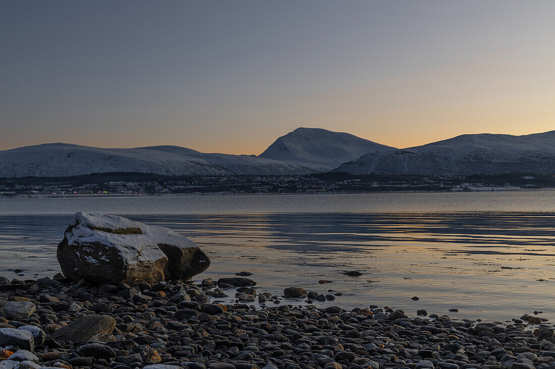 Winterliche Bucht am Ostufer der Insel Kvaløya in der Dämmerung, Kvaløysletta, Region Tromsø, Provinz Troms, Norwegen