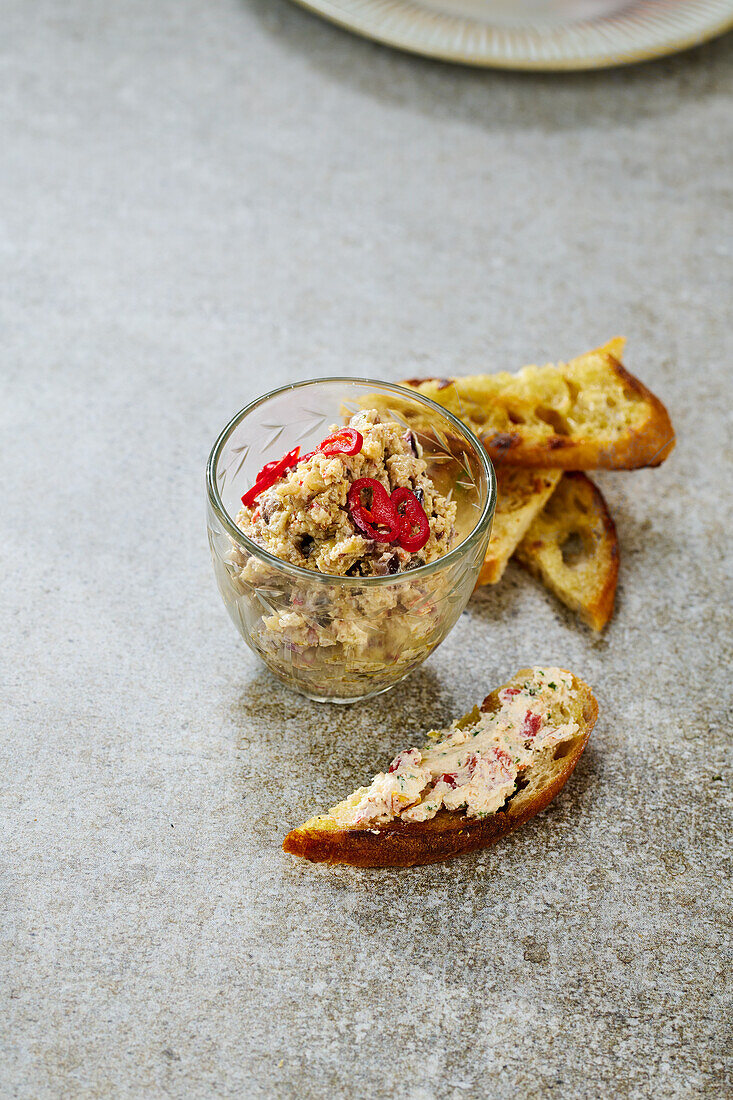 Auberginen-Chili-Dip mit geröstetem Brot