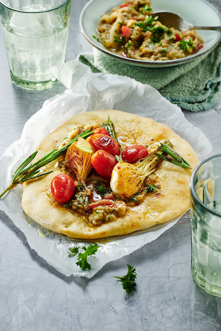 Pfannenfladenbrot mit Auberginendip und Tomaten-Topping