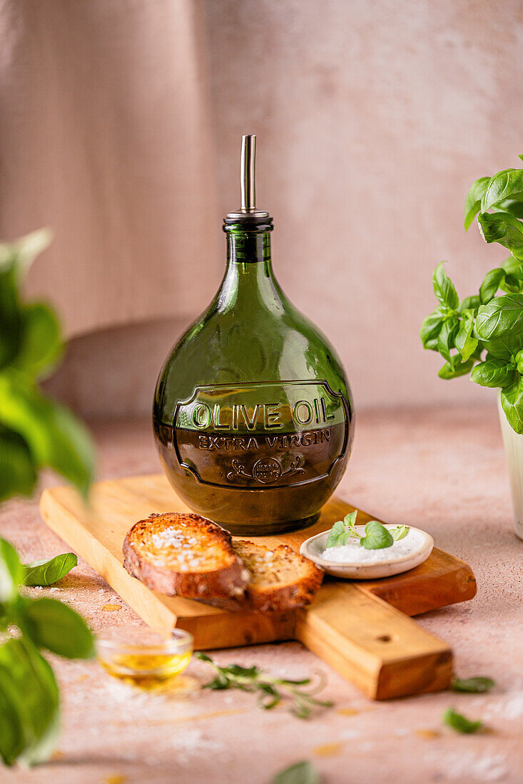 Olivenöl mit geröstetem Brot, Meersalz und Kräutern