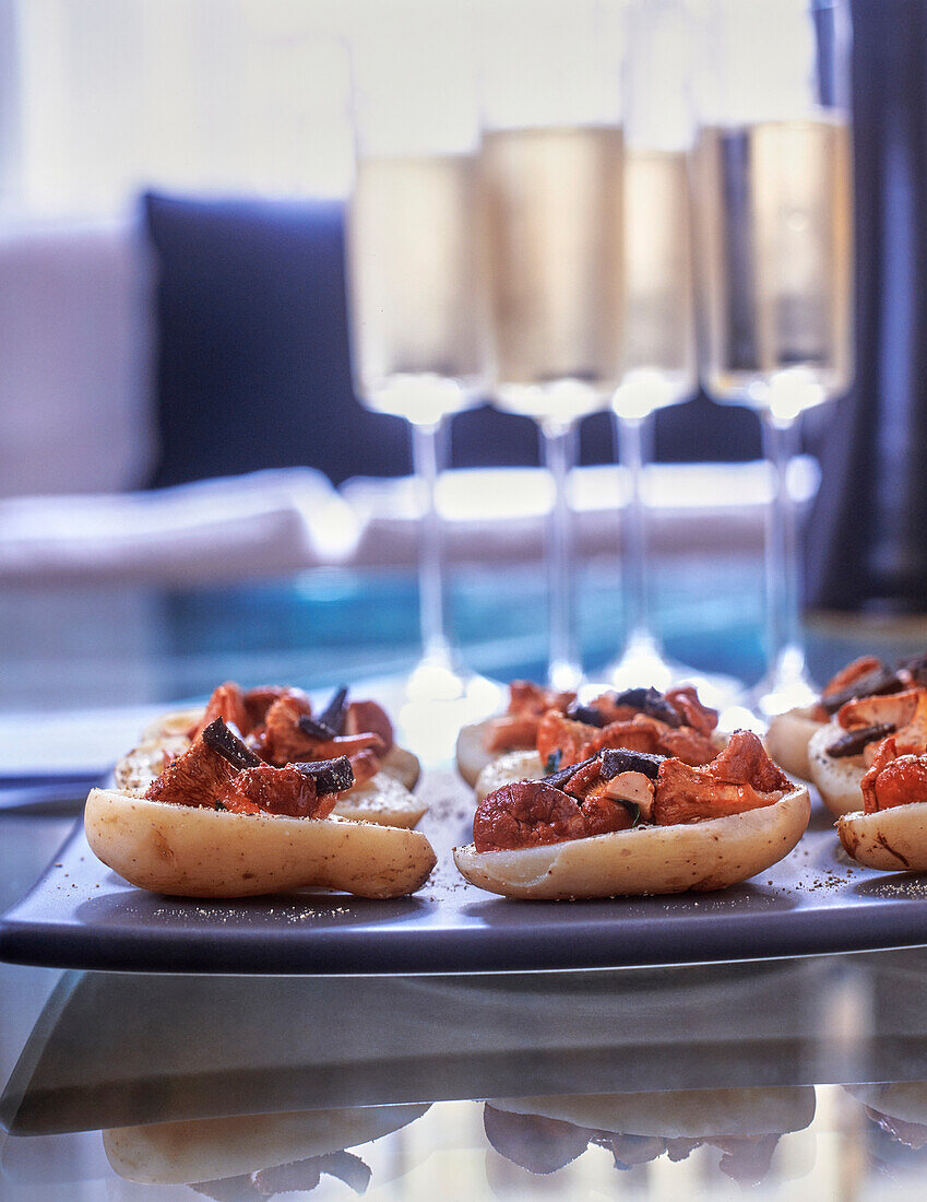 Potato halves with chanterelles and truffles