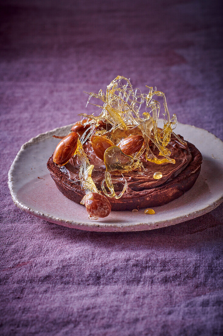 Schoko-Praliné-Törtchen mit Karamell und Mandeln