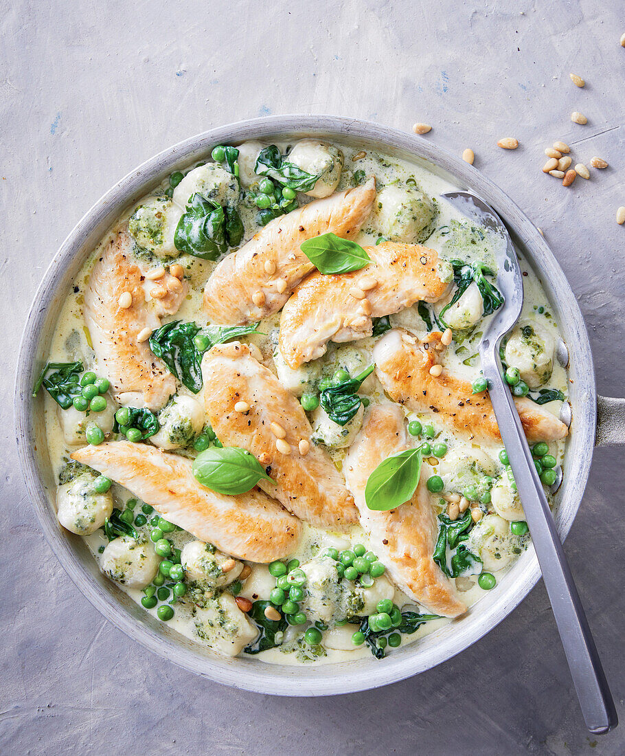 Cremiges Pesto-Hähnchen mit Gnocchi und Pinienkernen