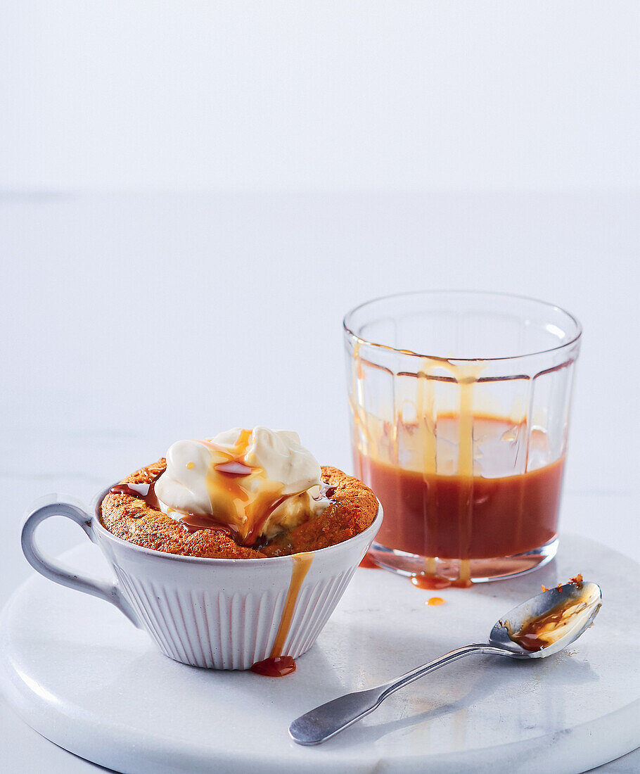 Saftiger Dattelpudding mit Karamellsauce