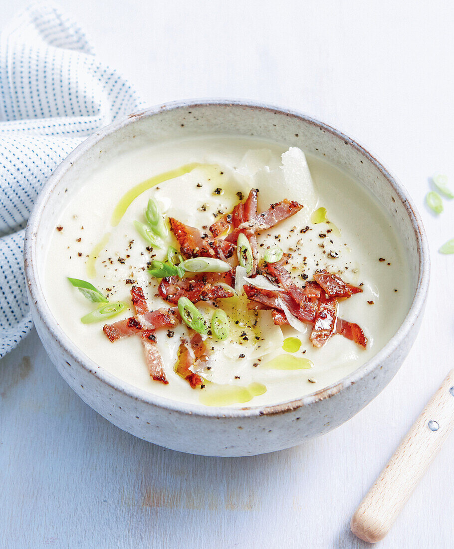 Keto-Blumenkohlsuppe mit knusprigem Speck