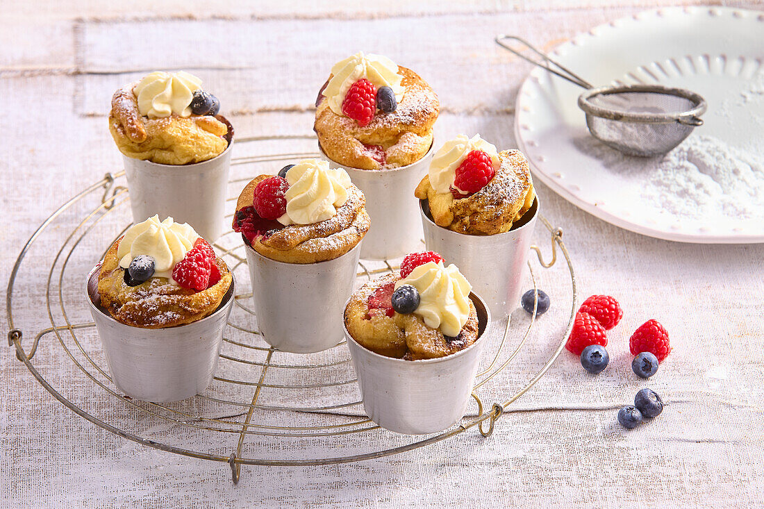 Einfache Tassenkuchen mit Sahne und Früchten