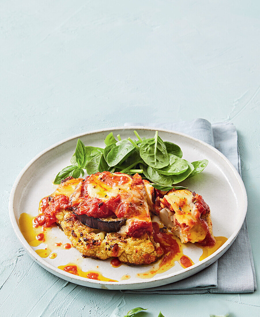 Blumenkohl 'Parmigiana' mit Spinatsalat