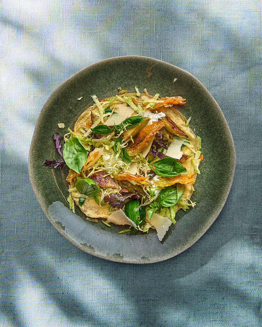 Frittata mit Gemüse und Salat