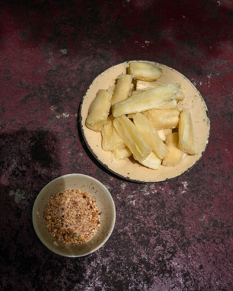 Gekochte Maniokstücke mit Erdnuss-Dip