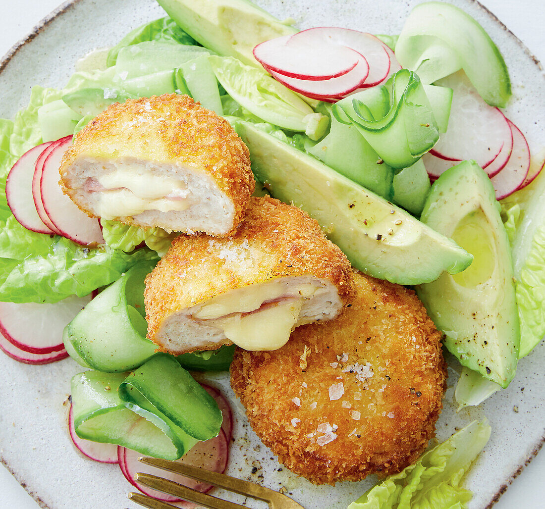 Gefüllte Hähnchenbrust mit Salat und Avocado