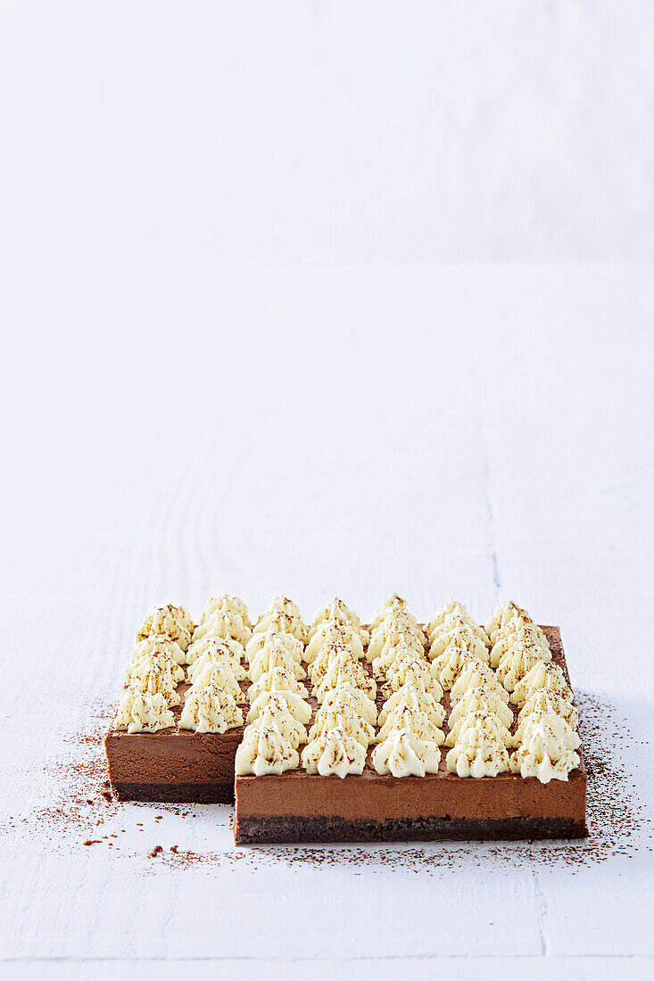 Schokoladenmousse-Torte mit Baileys und Sahnehaube