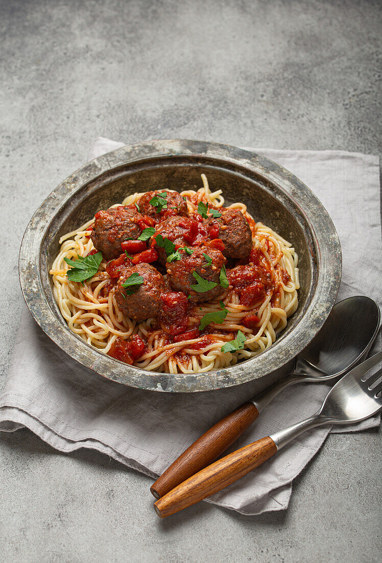 Spaghetti mit Fleischbällchen und Tomatensauce