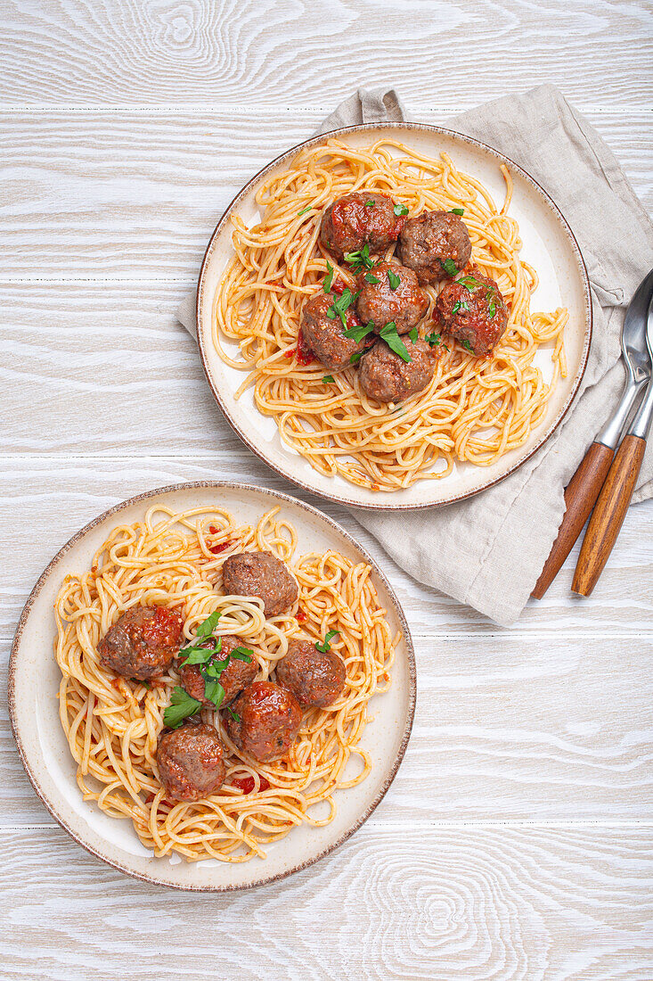 Spaghetti mit Fleischbällchen und Tomatensauce