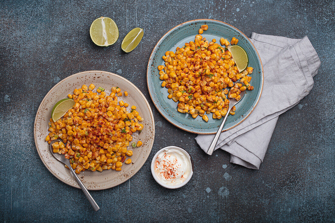 Mexikanische Esquites mit Chili-Sauerrahm