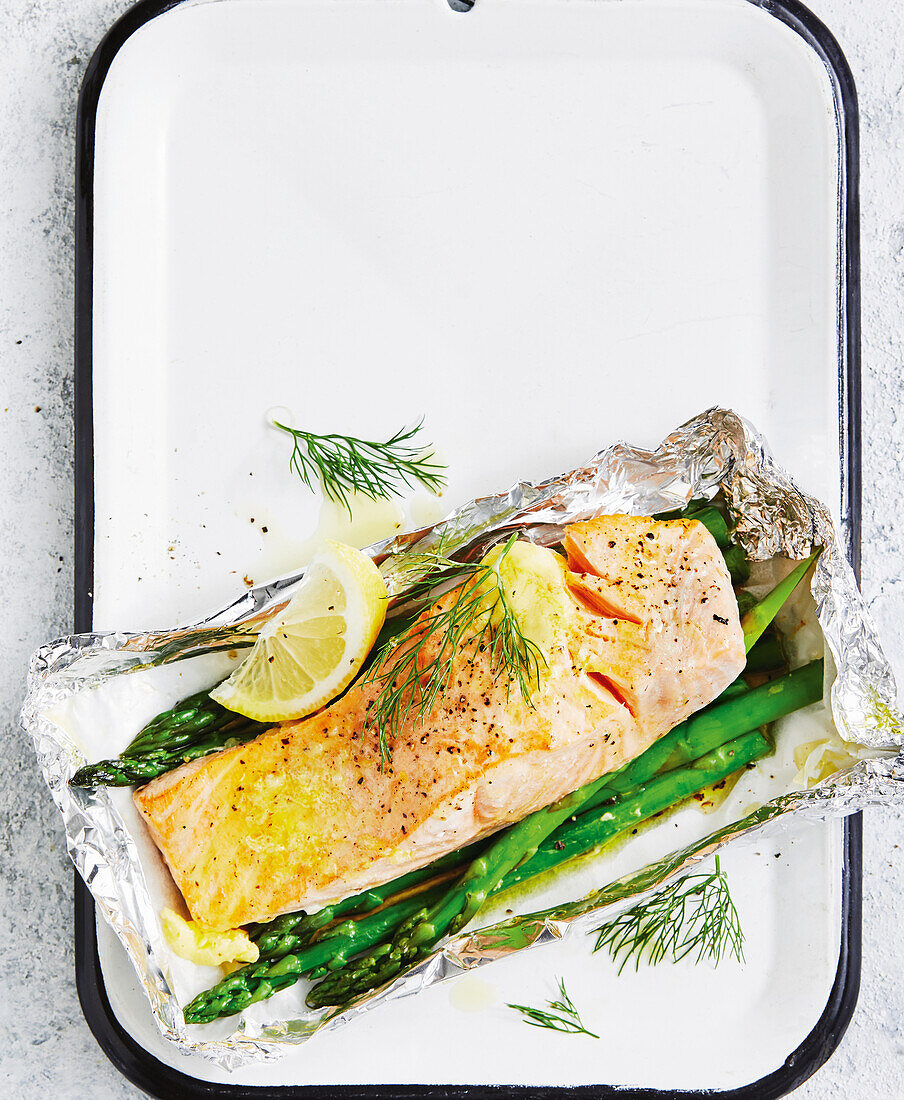 Lachs in Zitronenbutter mit Spargel aus dem Ofen