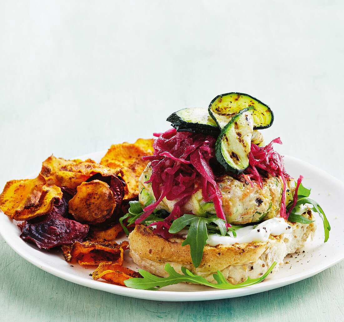 Hähnchenburger mit Süßkartoffel und Rote-Bete-Chips