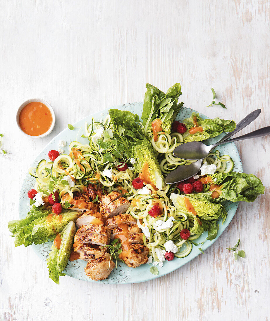 Peri Peri Hähnchen-Zoodle-Salat mit Himbeeren