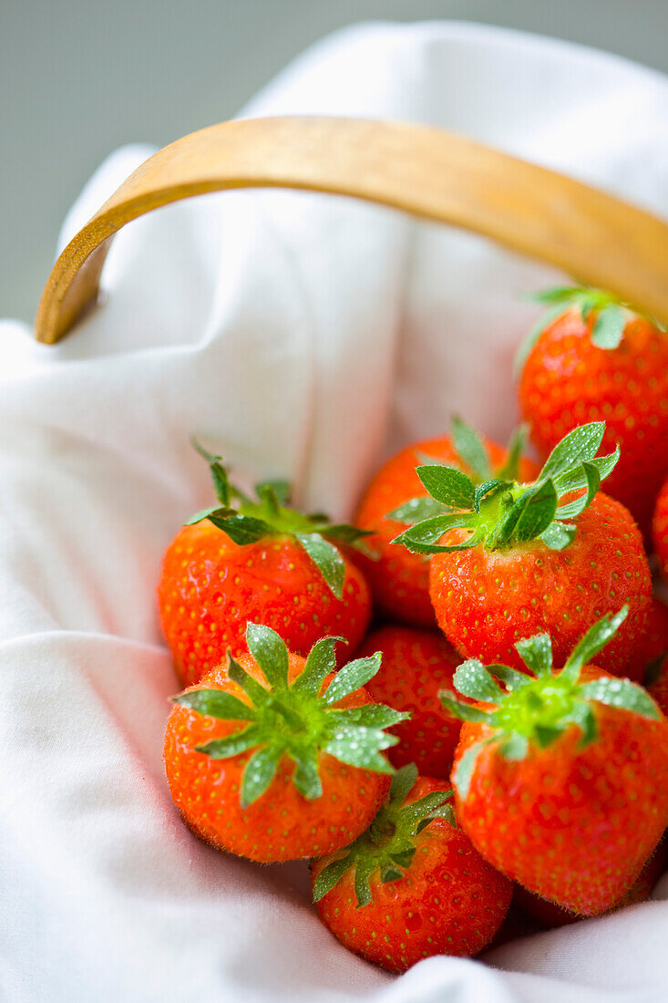 Nahaufnahme von Erdbeeren in einem Korb