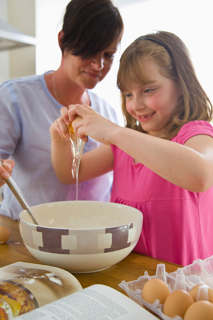 Mutter und Tochter beim Backen