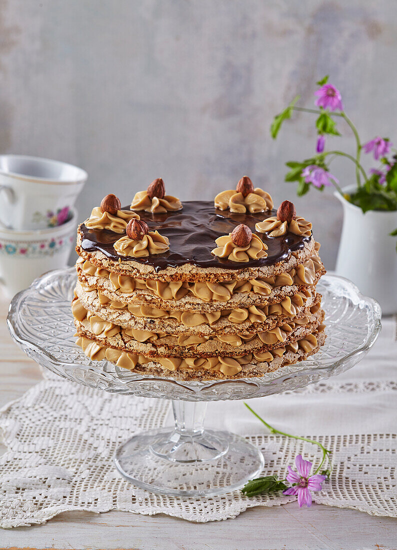 Haselnusskuchen mit Kaffeesahne und Ganache-Dacquoise