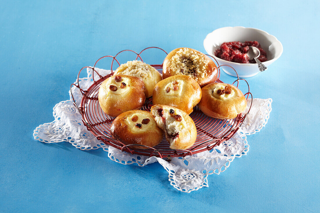 Grandma's small quark cakes with two fillings