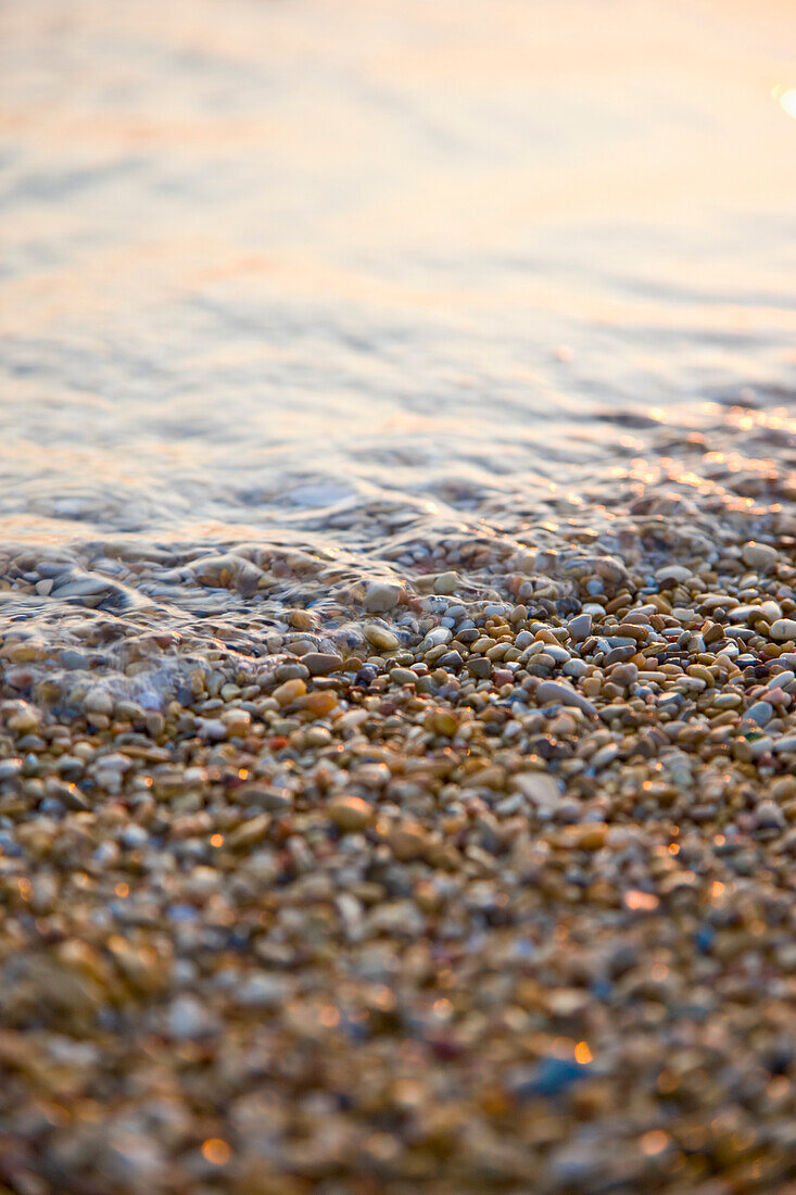 Kieselsteine und Meerwasser