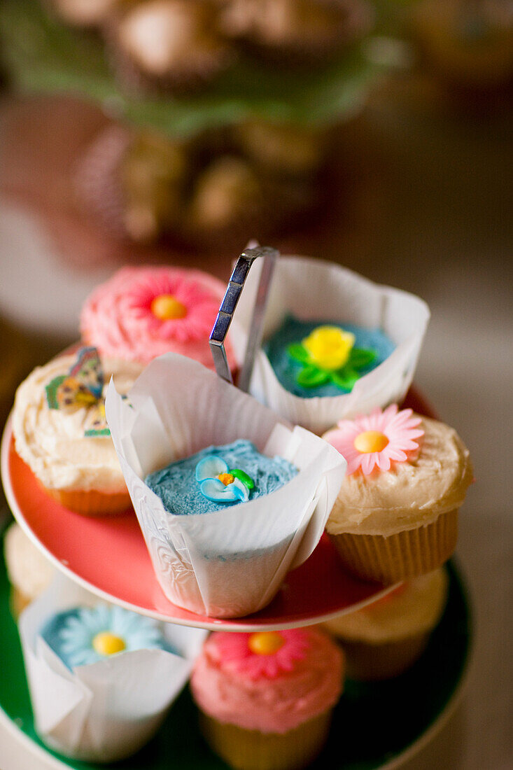 Nahaufnahme von bunten Cupcakes