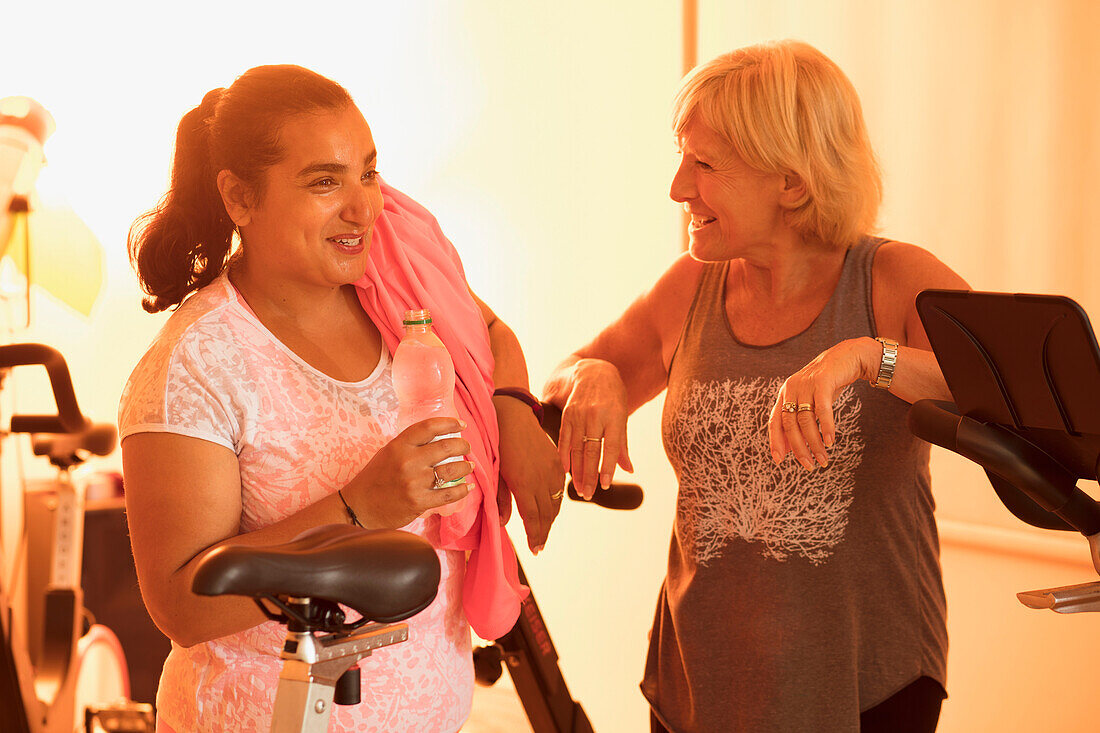 Zwei lächelnde Frauen im Fitnessstudio