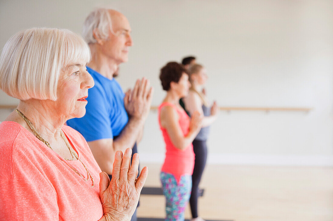 Menschen üben Yoga im Yogastudio