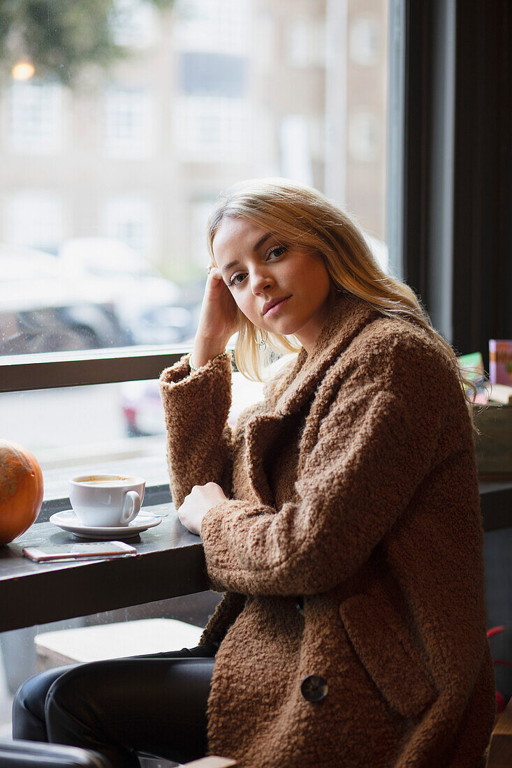 Junge Frau im Café sitzend