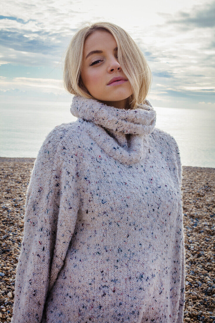 Junge Frau am Pebble Beach im Winter