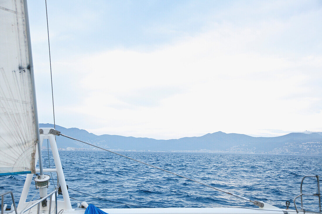 Segelboot mit Blick auf Canyelles Petites und Rosen, Spanien