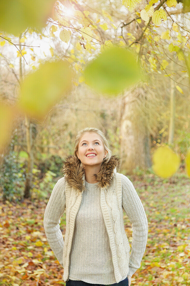 Junge Frau im Herbstpark