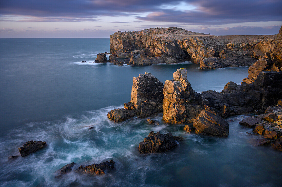 Felsige Küste an der Nordwestküste der Isle of Lewis und Harris, Äußere Hebriden, Schottland.