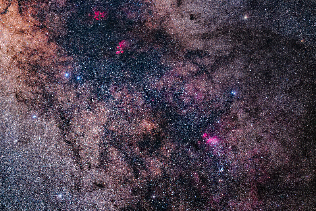 Dies ist die reiche Region in der Milchstraße im Schweif von Scorpius. Sie ist voll von vielen Nebeln, sowohl hellen Emissionsnebeln als auch dunklen Staubwolken.