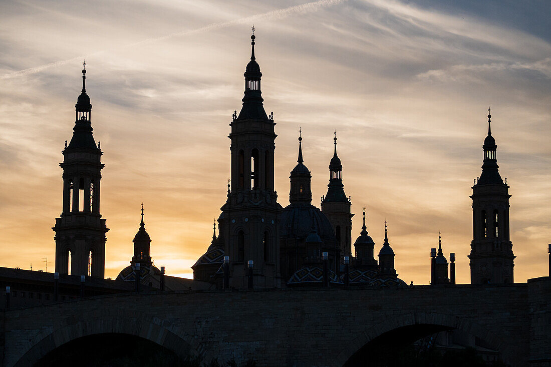 Kathedrale-Basilika Unserer Lieben Frau von der Säule bei Sonnenuntergang, Zaragoza, Spanien