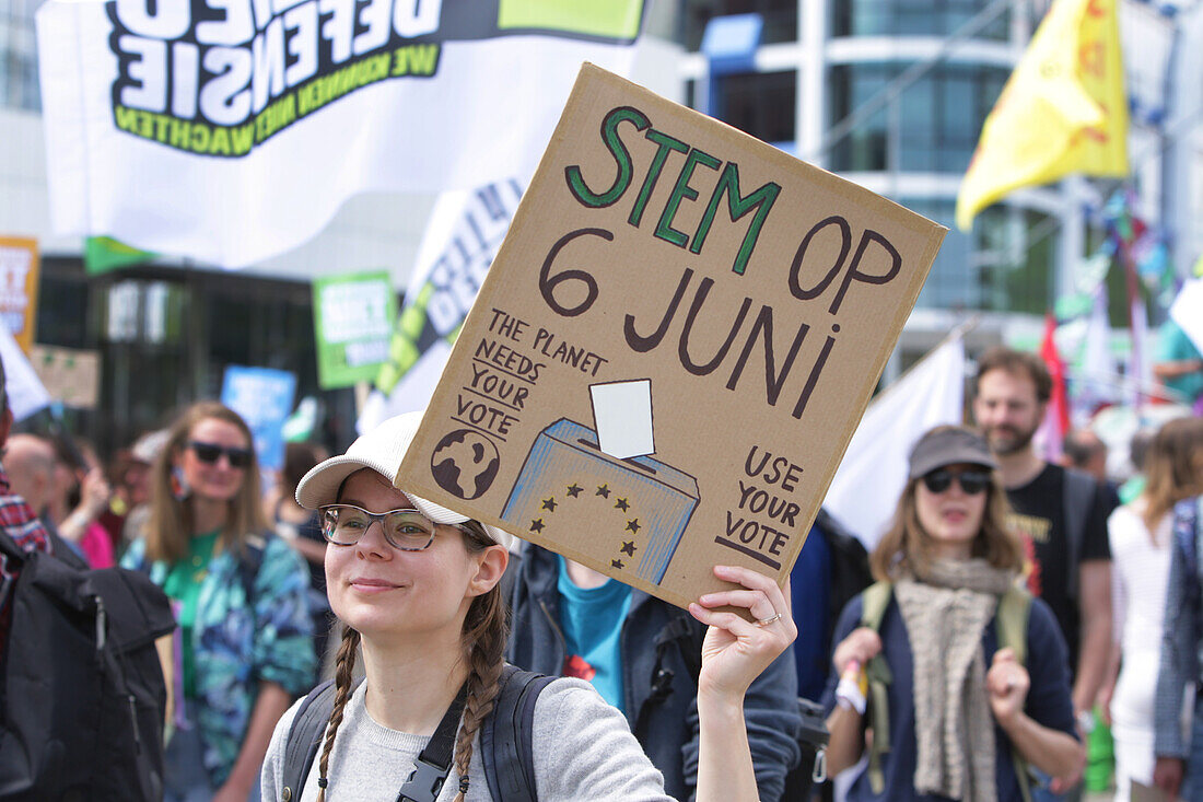 Umweltaktivisten versammeln sich während eines Protestmarsches im Finanzviertel Zuidas am 31. Mai 2024 in Amsterdam, Niederlande. Tausende von Umweltaktivisten und Unterstützern demonstrieren gegen die Lobby der großen Unternehmen, deren Einfluss auf die Politik, die Klima- und Umweltkrise und deren Folgen und fordern eine Bürgerversammlung für eine gerechte Klimapolitik.