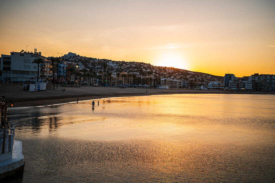 Strand von Peñiscola bei Sonnenuntergang, Castellon, Valencianische Gemeinschaft, Spanien