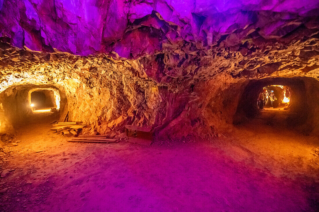 Reisegruppe erkundet die Goldmine von Ojuela.