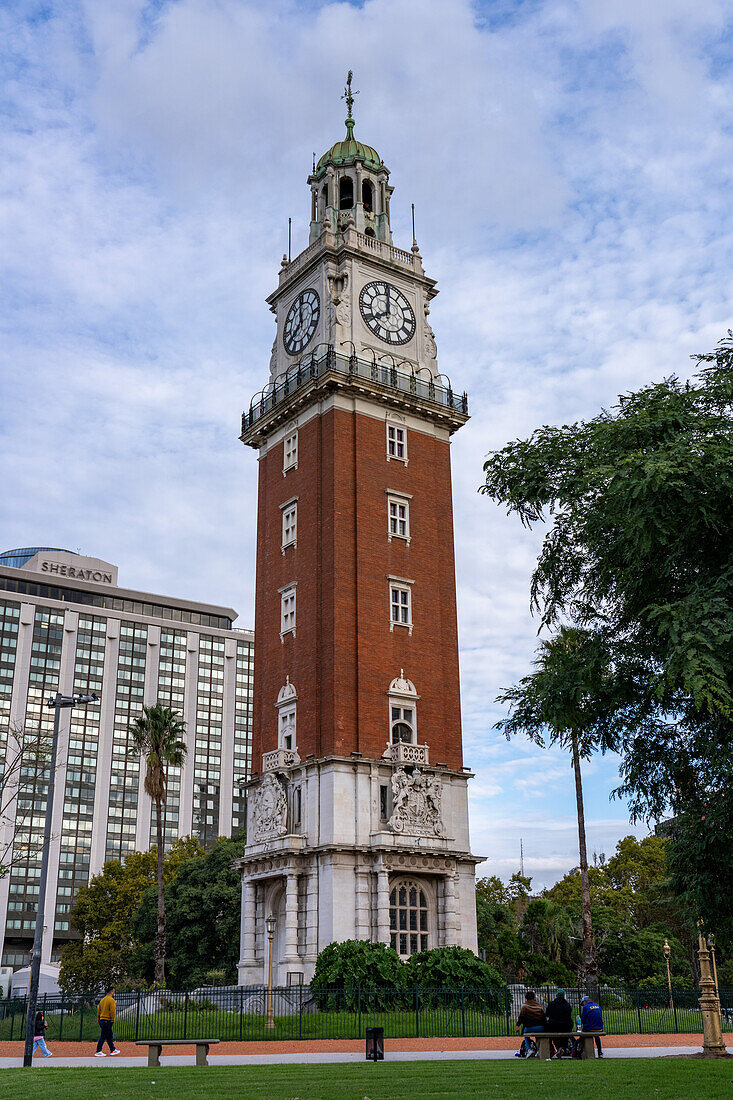 Der Monumentalturm, früher Englischer Turm, ist ein Uhrenturm im Stadtteil Retiro von Buenos Aires, Argentinien. Er steht auf der ehemaligen Plaza Britanica, die jetzt Plaza Fuera Aerea Argentina heißt. Dahinter befindet sich das Sheraton Buenos Aires Hotel.